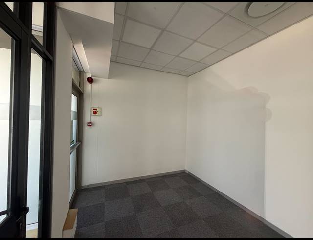 381M² BUILDING TO LET IN CLAREMONT